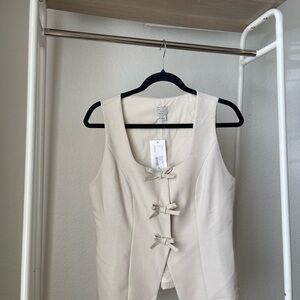 NWT Square Neck Stylish Cream Sleeveless Bow Top Size Small